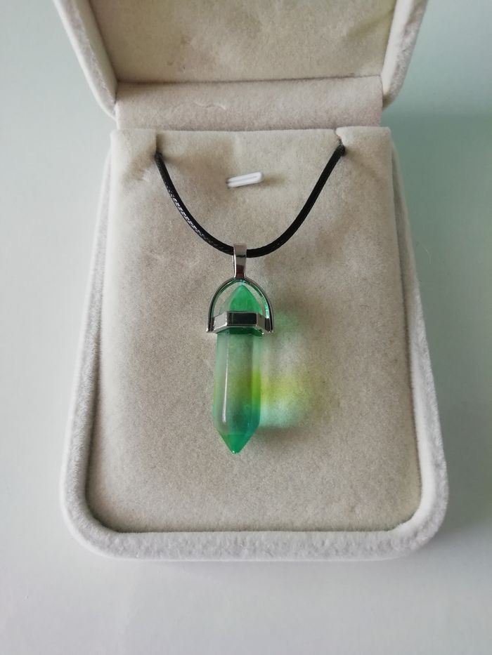 Collier en verre cristal neuf