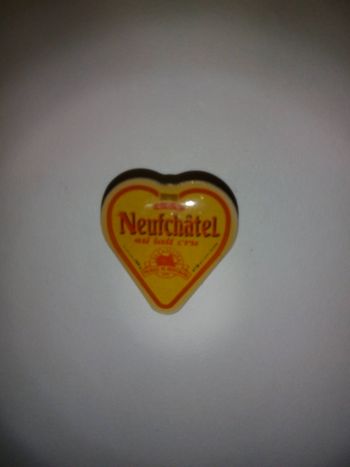 Faby27800 Pin's Neufchâtel au lait cru cœur