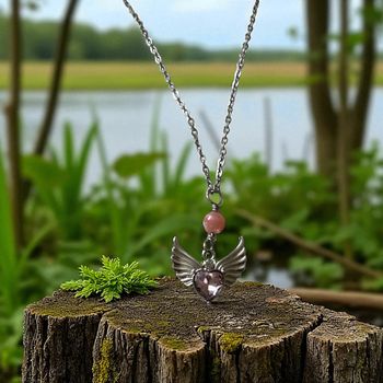 Collier Cœur Ailé – Verre Rose & Quartz Rose  