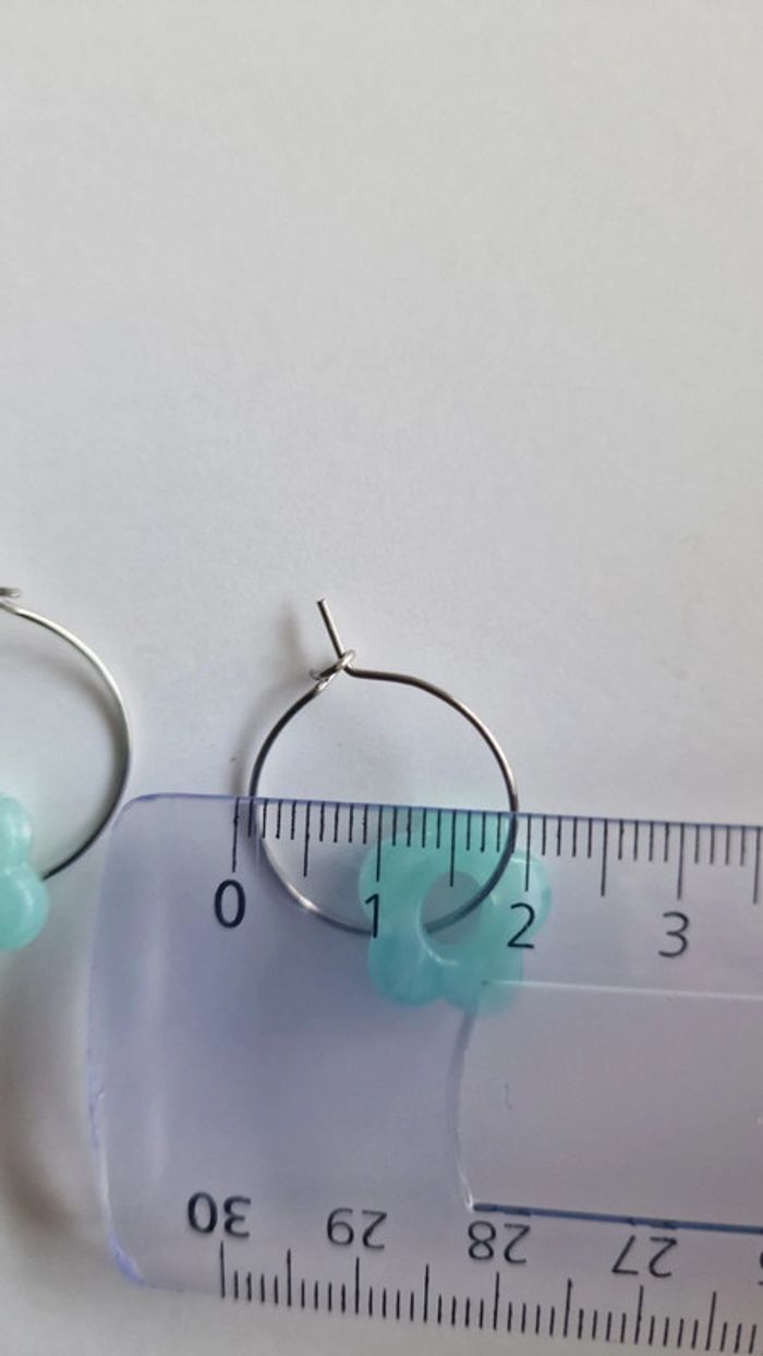 Boucle d'oreille créole et fleurs bleu - photo numéro 2