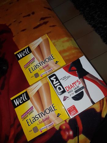 3 paires de collants neuves.
