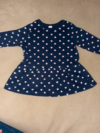 Robe marine avec petits cœurs