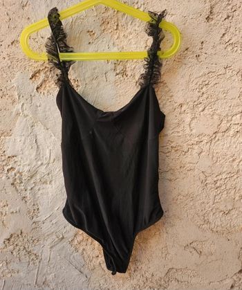 Body noir à manche froufrou