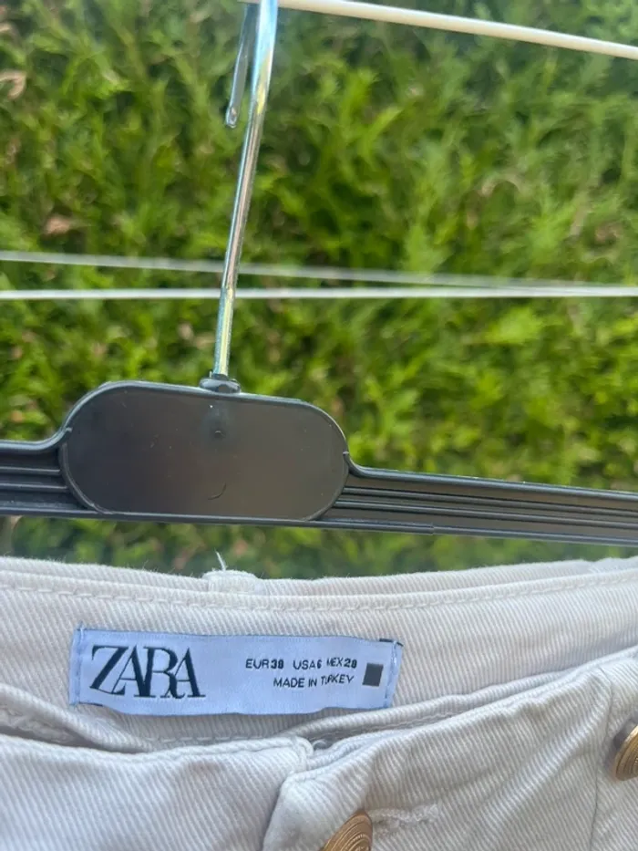 short crème beige à boutons doré zara - photo numéro 3