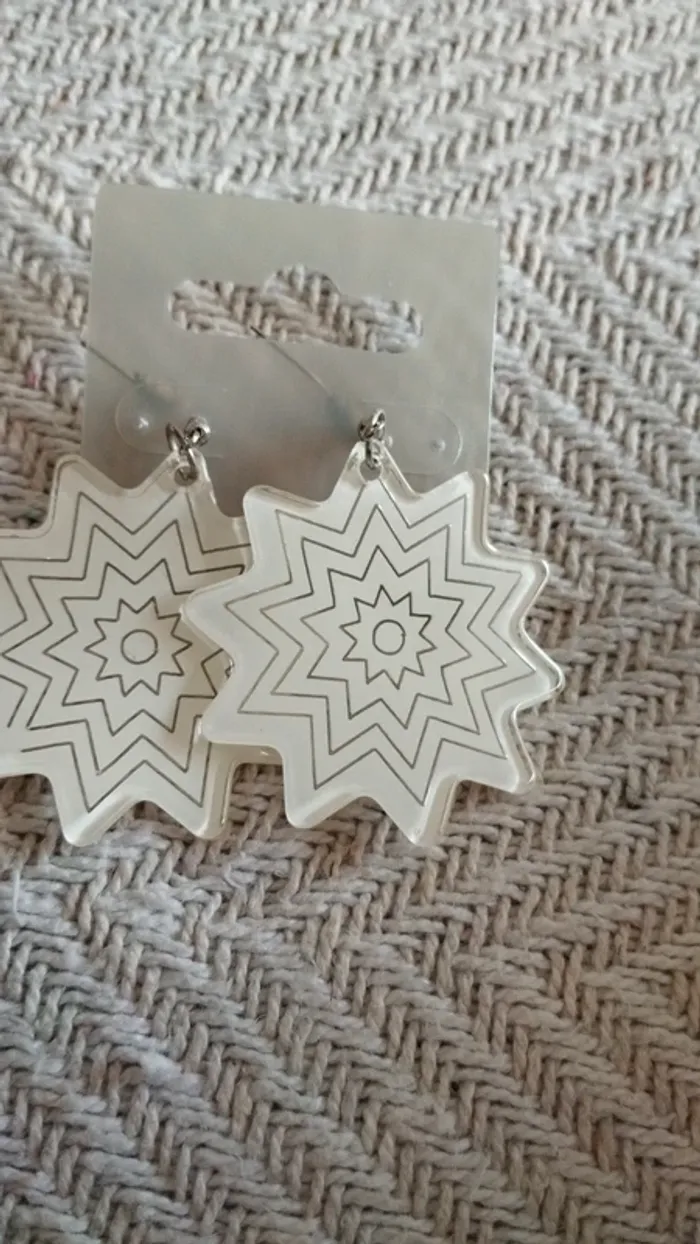 Boucles d'oreilles PVC blanche fantaisie - photo numéro 2