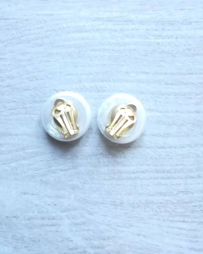 💘 Boucles d'oreilles boutons à clips blanches nacrées vintage 💘 - photo numéro 2