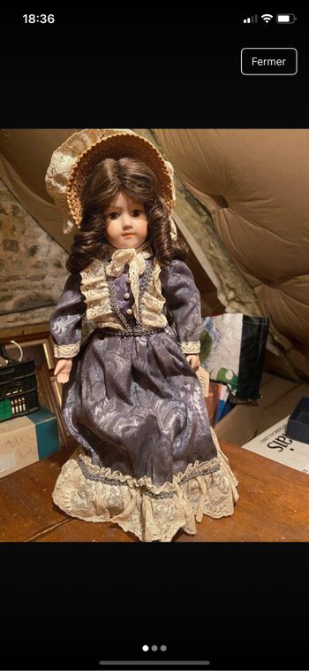 Poupée de collection en porcelaine