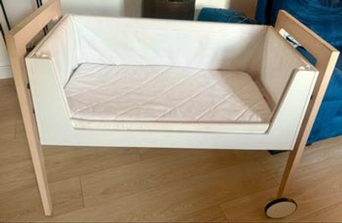Lit Berceau cododo bébé Linea by Leander – très bon état + matelas & draps inclus - photo numéro 4