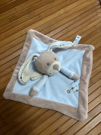 Doudou plat lapin bleu beige écharpe nicotoy