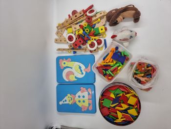 Lot de jouets divers en bois de construction et mosaïque + deux mini peluches