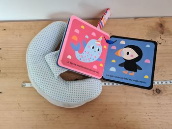 Cale tête bébé et livre