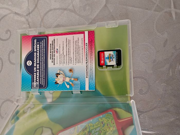 Nintendo Switch lite édition limitée pokemon + jeu pokémon épée - photo numéro 10