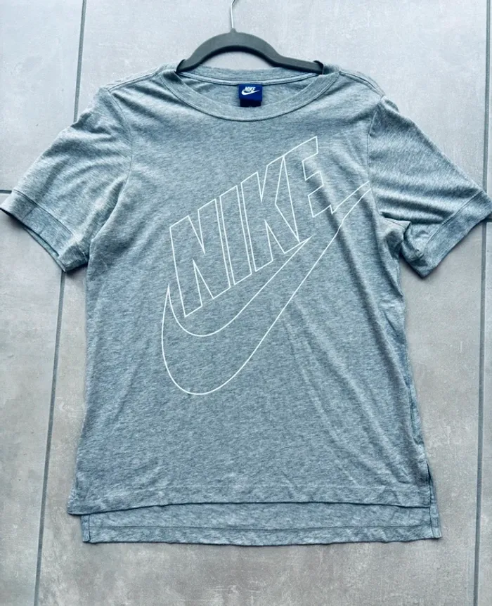 Magnifique t-shirt femme Nike S gris