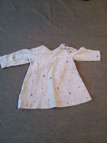 Robe grise avec étoile