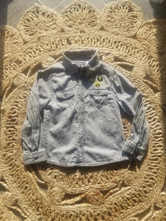 Chemise grise avec 'pins" 5 ans garçon