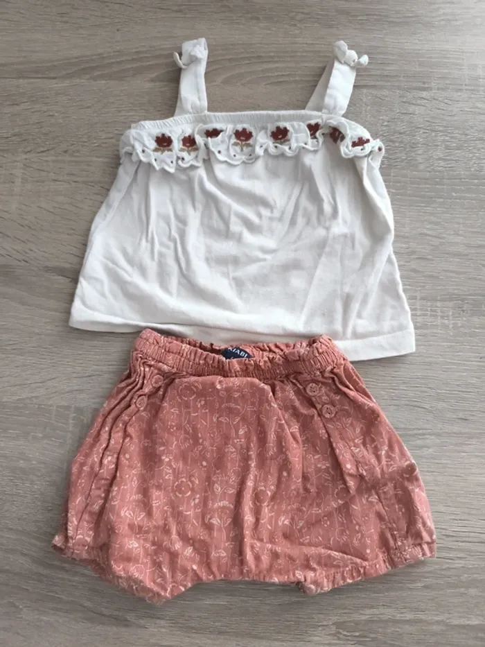 Magnifique ensemble débardeur short fleuri Kiabi 6 mois - photo numéro 2