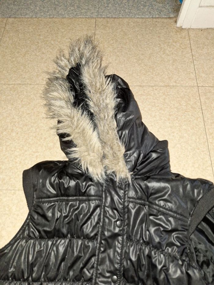 Doudoune sans manche avec capuche très bon état - photo numéro 2