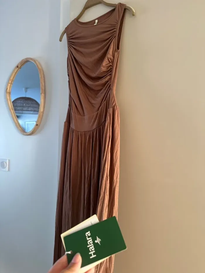 Robe Halara neuve avec étiquette – Taille S couleur marron