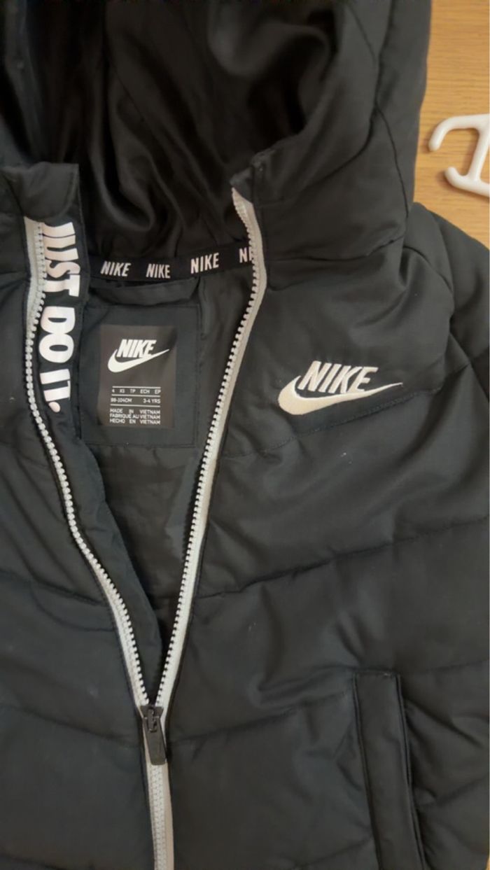 Doudoune Nike en très bon état - photo numéro 2