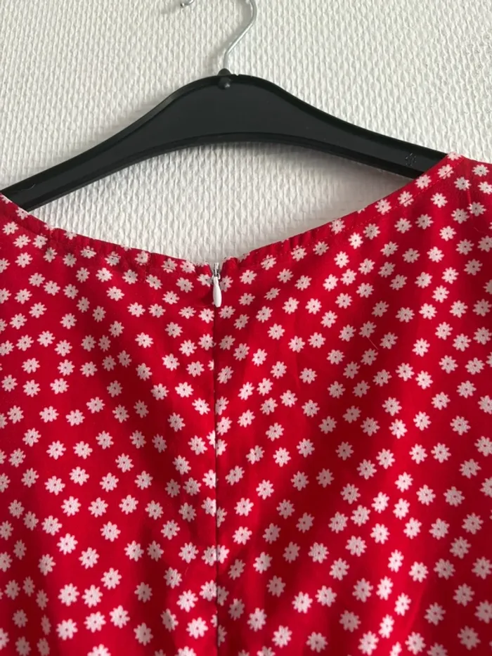 Robe rouge à motifs fleurs 🌸 taille XS - photo numéro 7