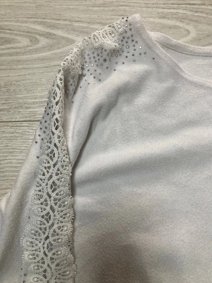 Pull blanc avec manche brodé - photo numéro 2