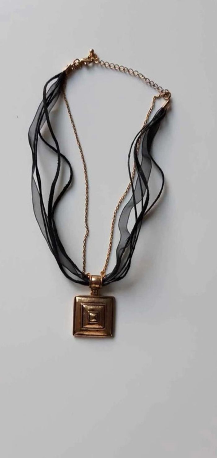 Collier  noir  et dore