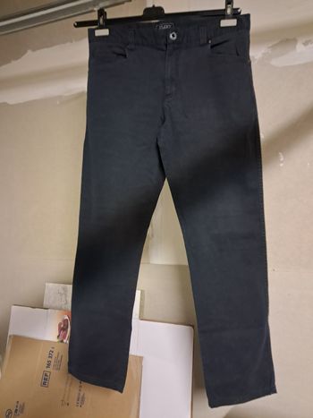 Pantalon noir pour homme.