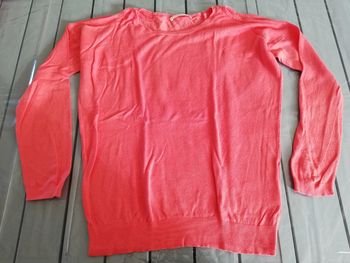 Pull fin rose ouvert épaules