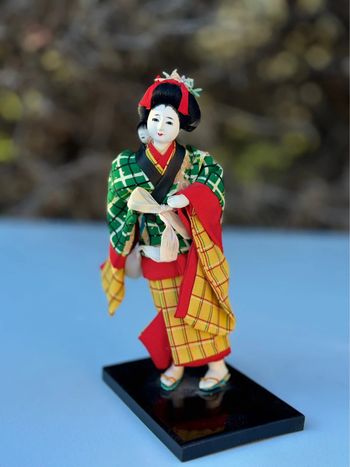 Poupée japonaise avec son bébé dans le dos
