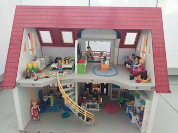 Maison meublée playmobil + accessoires et personnages