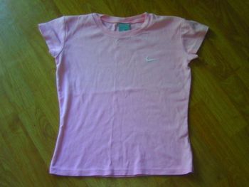 Tee shirt NIKE rose logo blanc taille 38 TBE