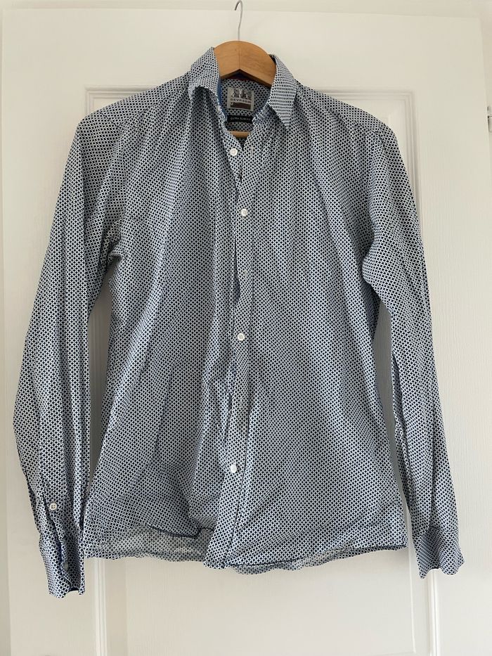 Chemise à motif bleu et blanc