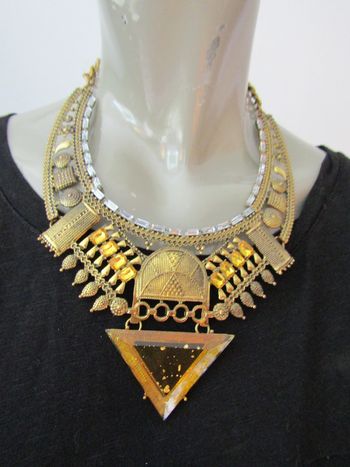 collier en métal doré +pierres + fauc diamants longueur réglable