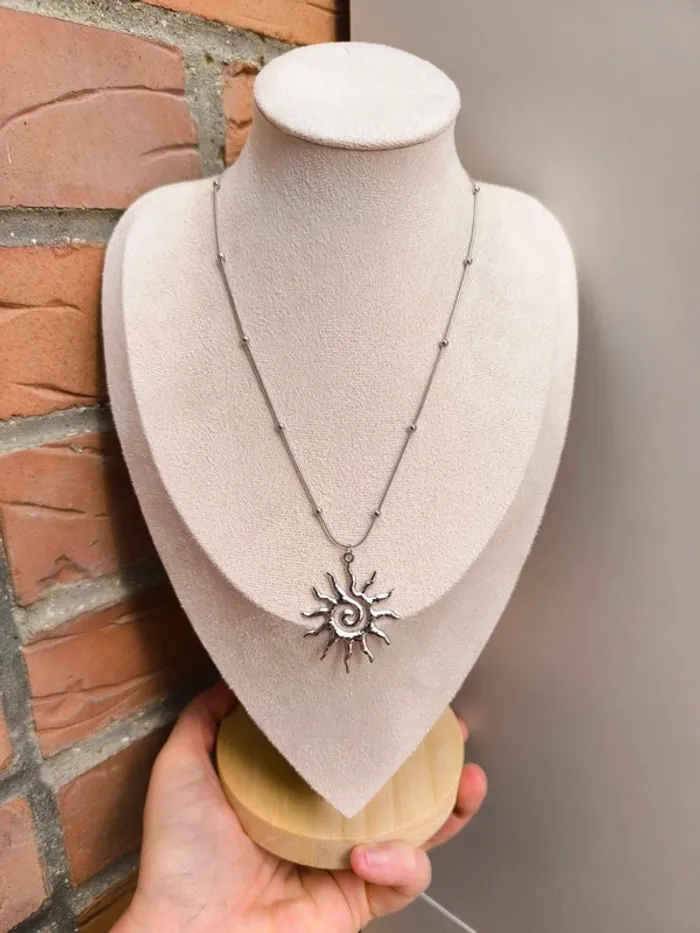 Collier argenté avec billes et soleil