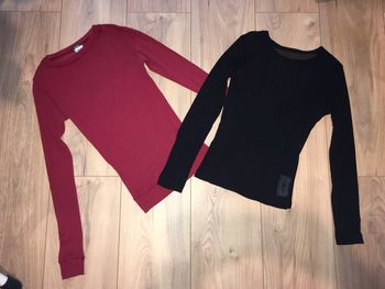 2 tops en voile rouge et noir s