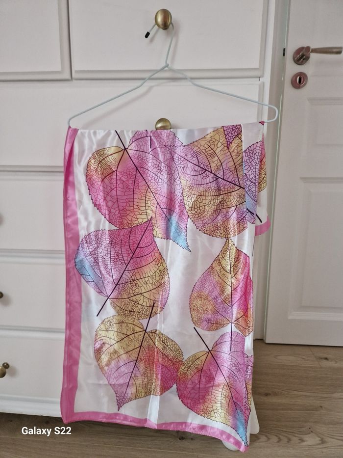 Foulard à motif floral - photo numéro 2