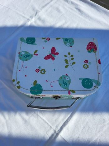 Malette et son tricotin avec ces pelottes de laine