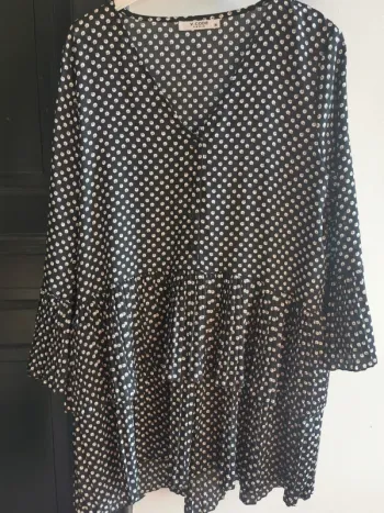 Robes noir à motifs, multi découpes.