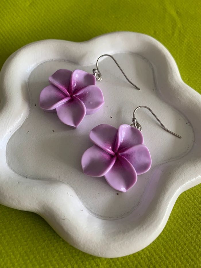 Boucles d’oreilles fleur d’hibiscus violet lilas en résine - photo numéro 4