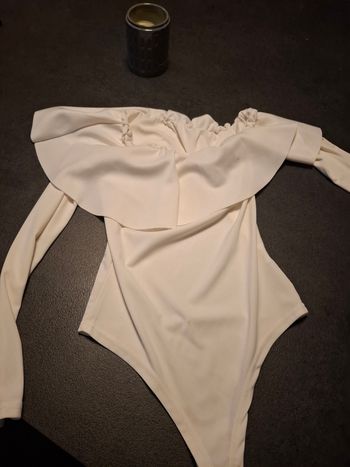 Body blanc épaules dénudé