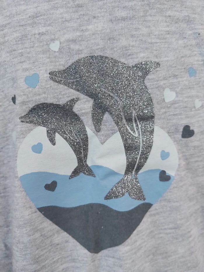 Tee-shirt gris avec dauphins Taille 7/8 ans - photo numéro 2