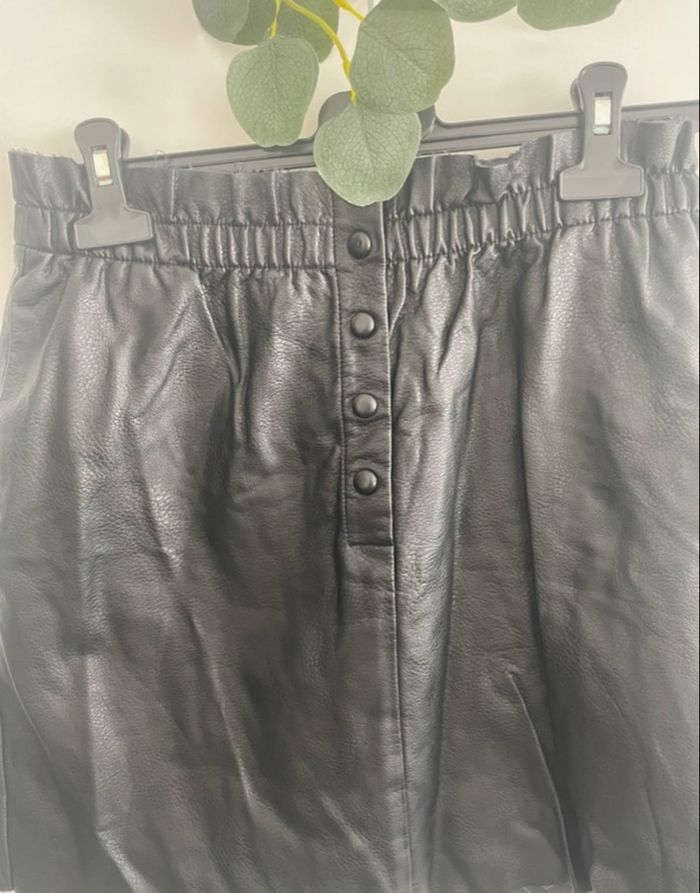 🌸Jupe noir en similicuir Kiabi taille 38  42cm 🌸 - photo numéro 2