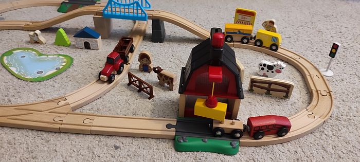 Joli circuit de petit train en bois Brio et Delta - photo numéro 5