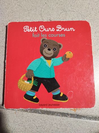 Petit ours brun fait les courses