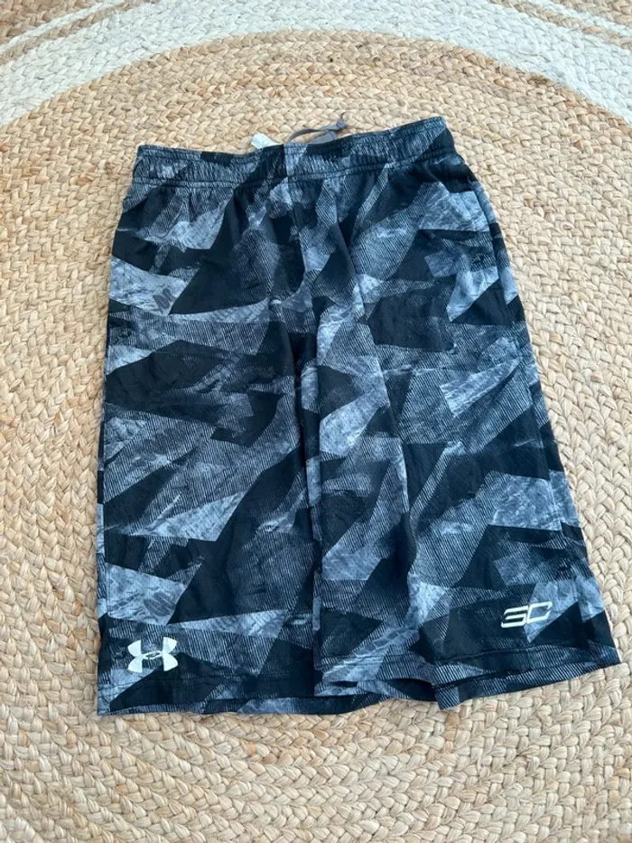 Short Garçon Under Armour Loose Noir & Gris | Taille 14 ans | Très Bon État | Sport Casual | R22