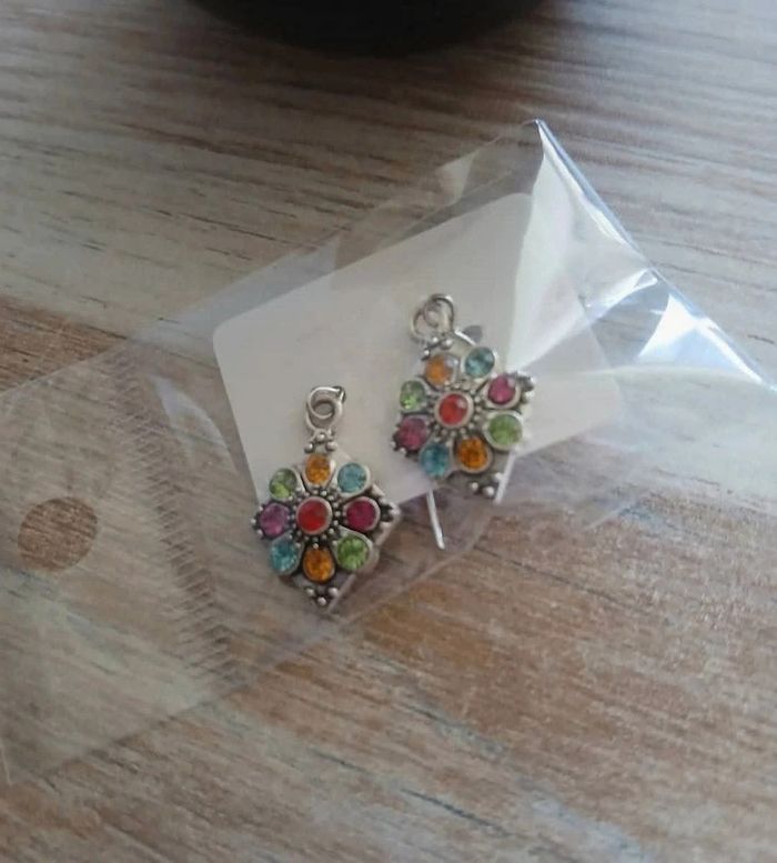 Boucle d'oreille neuf