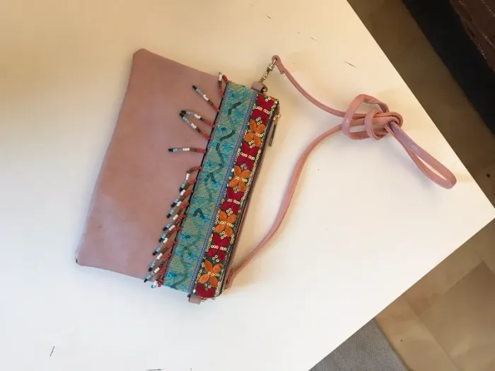 Sacoche pochette rose à bandoulière à perles multicolore