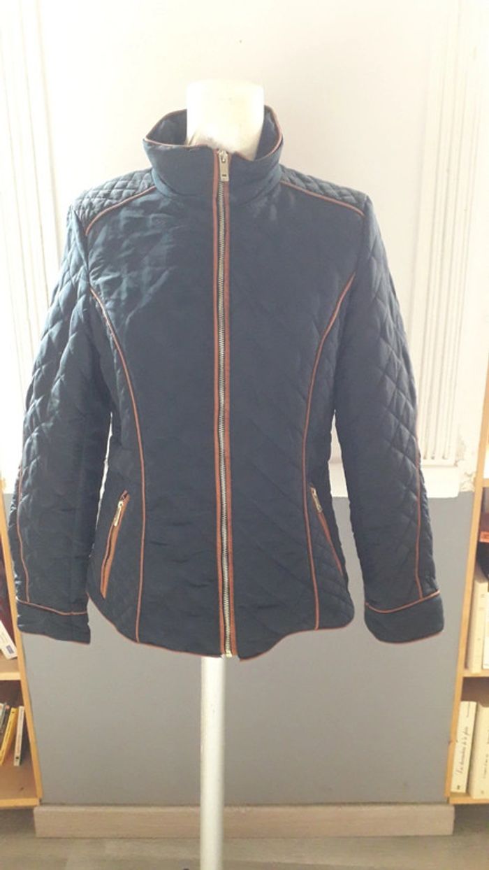 Veste matelassée noire gansée de cuir synthétique marron