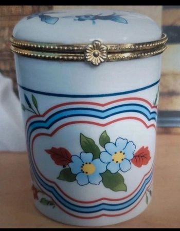 Petite boîte fleurie vintage