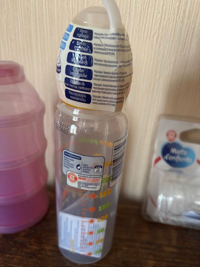 Lit pour bébé : biberon, tétines, boîte doseuse lait - photo numéro 2